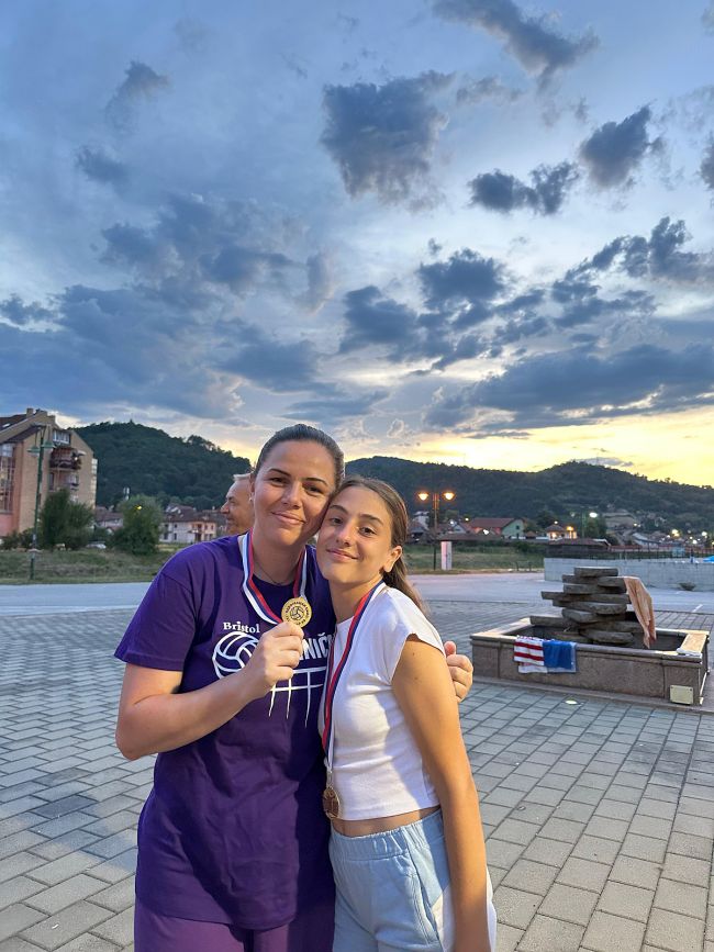 aaaPolaznice sa medaljama i trenerom 3